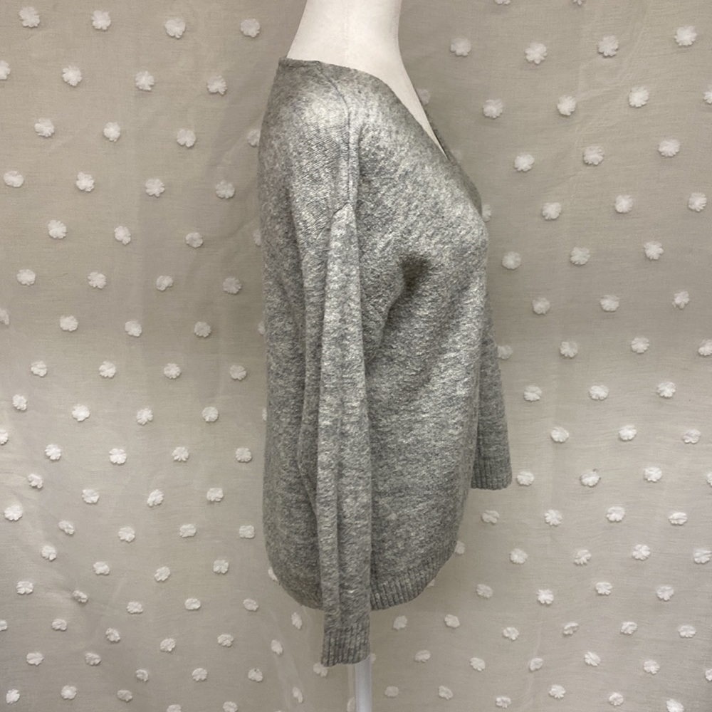 H & M Gray V-Neck Long Sleeve Sweater Size XS - Picture 3 of 6